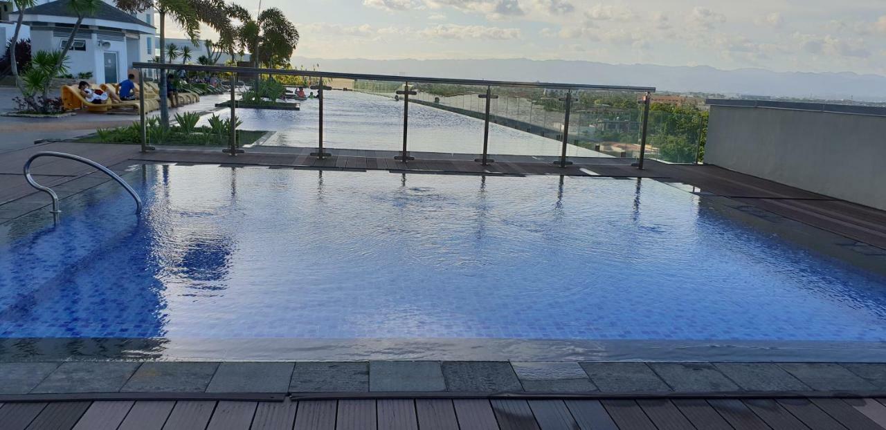 Mactan Newtown Condo With Garden And Ocean View 8Newtown Blvd Мактан Экстерьер фото