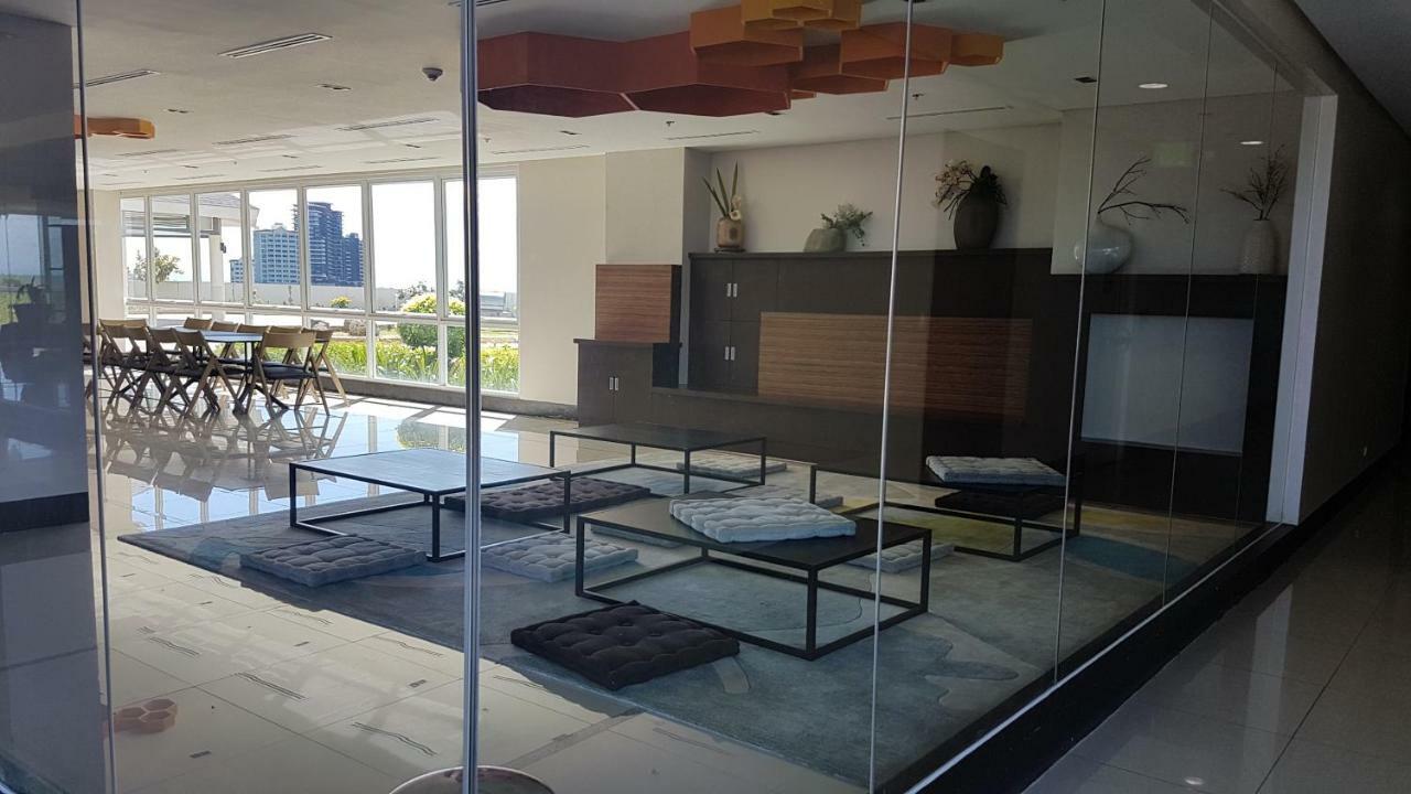 Mactan Newtown Condo With Garden And Ocean View 8Newtown Blvd Мактан Экстерьер фото