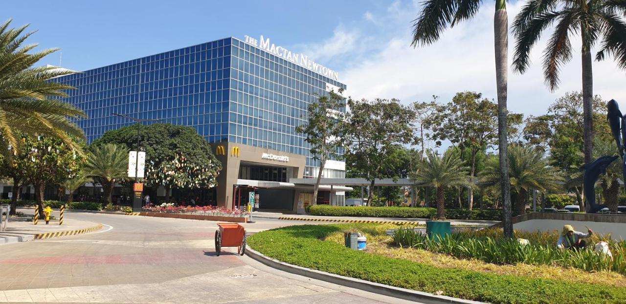 Mactan Newtown Condo With Garden And Ocean View 8Newtown Blvd Мактан Экстерьер фото